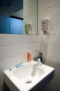 Easyhotel Amsterdam City Centre South 2*,