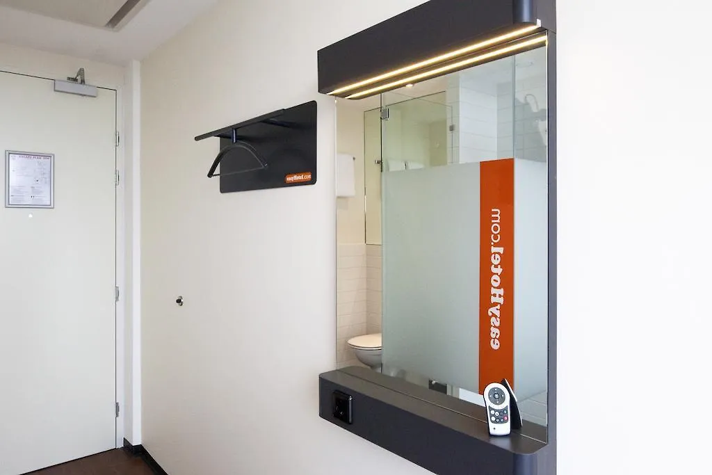 Easyhotel Amsterdam City Centre South 2*,